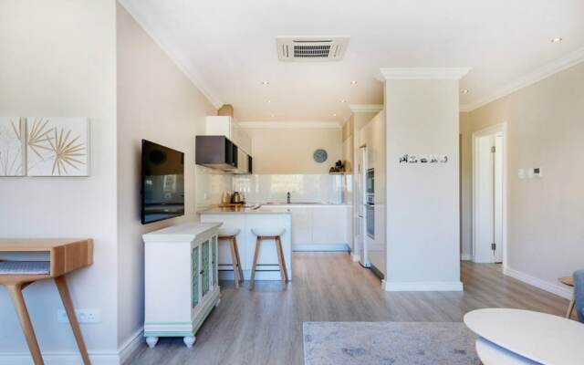 Stylish 2 Bedroom Apartment in Camps Bay Asilvertide