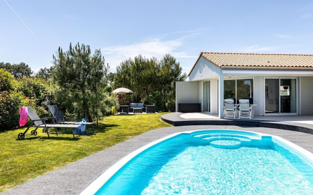 Luxurious, attractively furnished villa, 800 m. from the sea