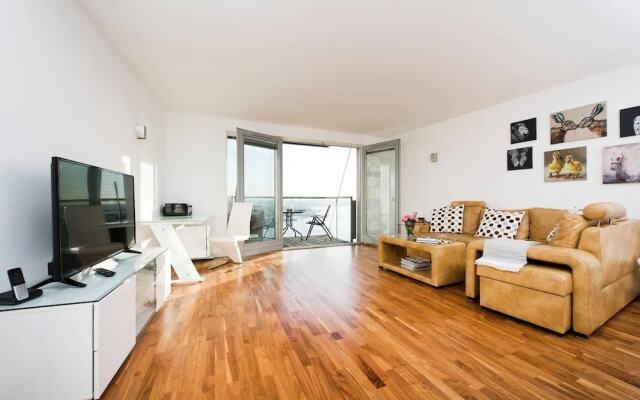 Modern 2BR Flat with Thames River View