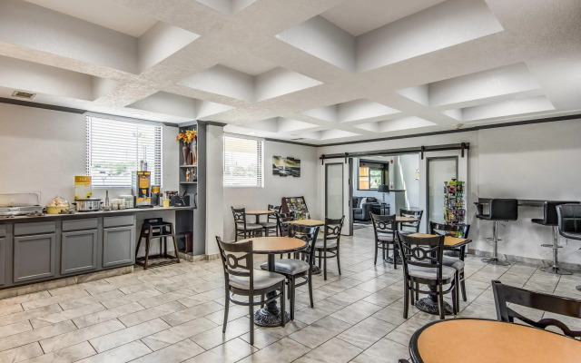 Quality Suites Maumelle - Little Rock NW