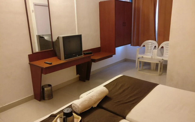OYO 1065 Hotel HMR Royal Inn