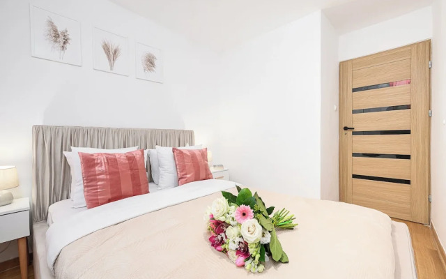 Lumina opposite the Palace of Culture