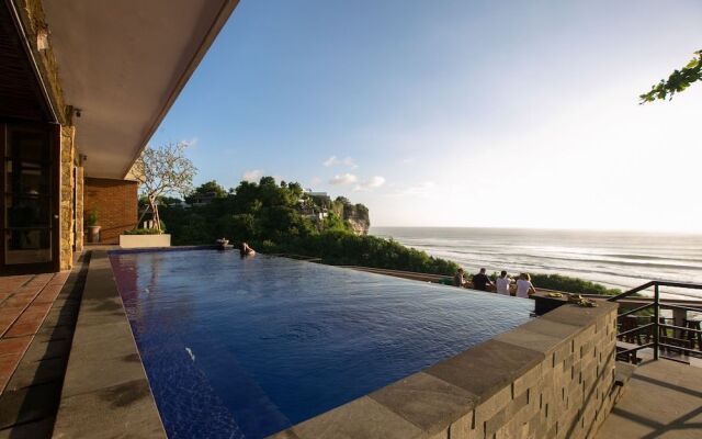 LaBomie Uluwatu