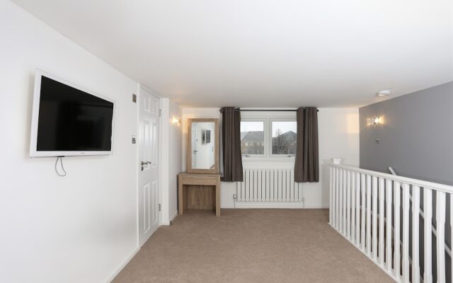 3 Bedroom House near Colliers Wood Sleeps 6