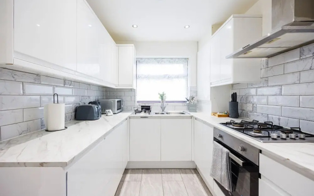 Newly Refurbished Charming 3-bed House in Barking