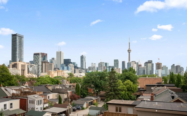 Sleek 1BR + office Condo - CN Tower/Skyline view