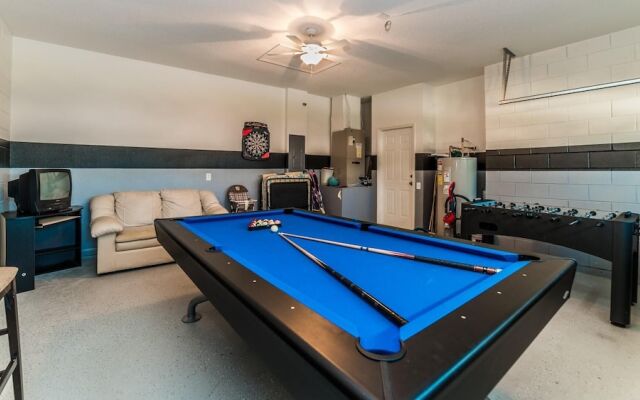 8147 fan Palm way