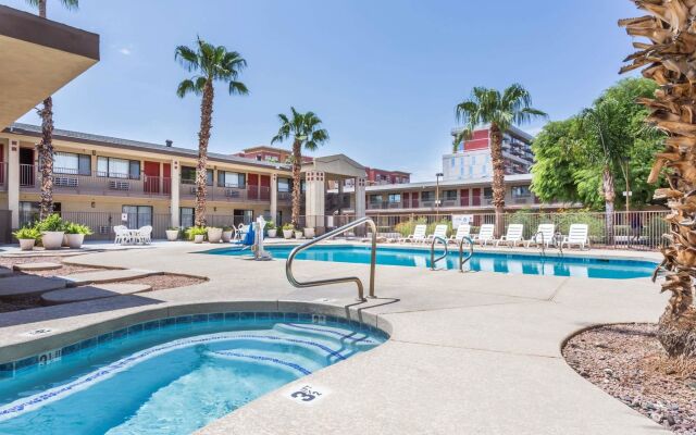 Super 8 by Wyndham Tempe/ASU/Airport