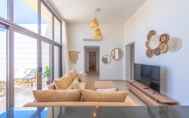 Modern 2-Bedroom Penthouse G-Cribs Pool view