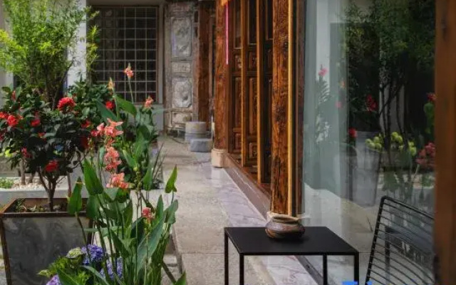 Manyun Ting Bai Ethnic Centennial Courtyard Designer Meisu