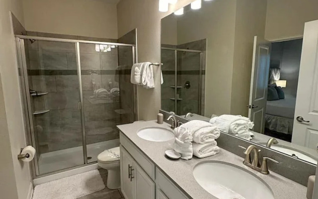 Upstay - Championsgate Home w Hot Tub-pool-cinema