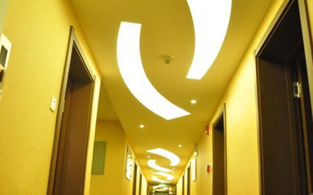 Dalian Seasons Urban Theme Hotel