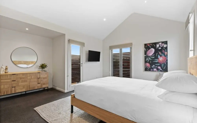 Chic 2-bed Home By Bustling Shops – Guest Rooms – Melbourne