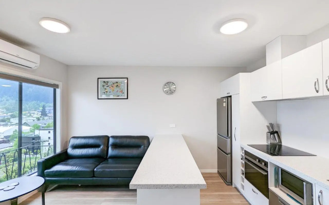 Central Location - 2 Bedroom Aptmt with Lake View