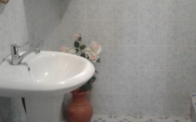 Chelles Guest House And Backpackers