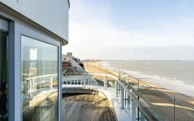 Stunning Penthouse With Free Parking and sea View
