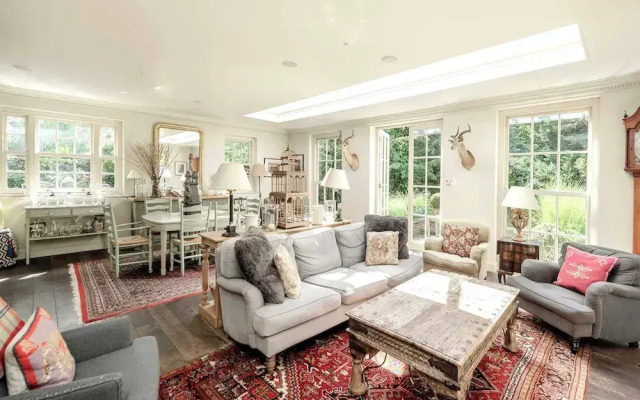 Beautiful Family Home w Garden Pool - Wimbledon