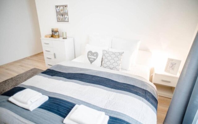 Comfy, renewed 3 bedroom apt in center