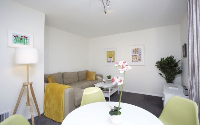 Sleek 2BD House with Garden Heart of Guildford