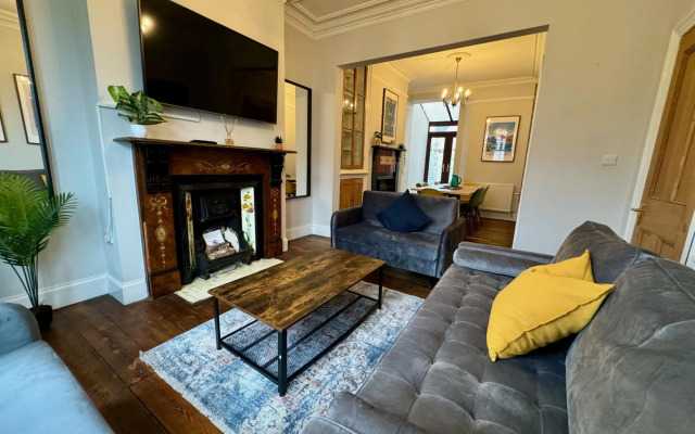 Large CityCentre Townhouse & Pool Table with Offroad Parking