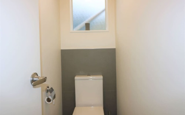 Central City Apartment, Parking, Bay Views