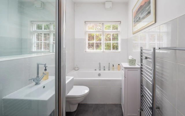 JOIVY Homely 2 Bed Riverside Flat with Patio in Hammersmith