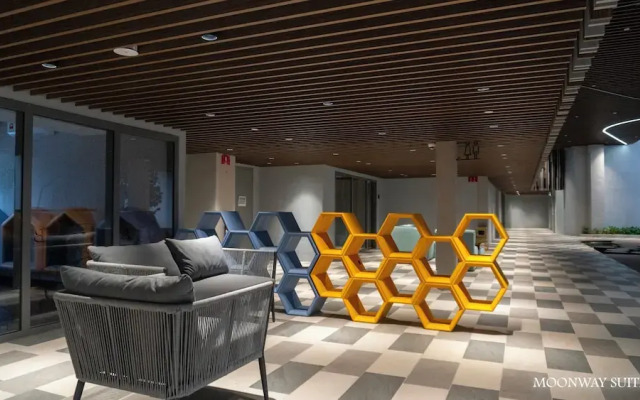Moonway Luxury Suites At CORE Residence