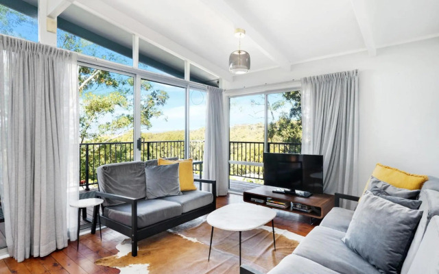 SUMMERDAZE Hyams Beach 4pm check out Sundays except Peak season