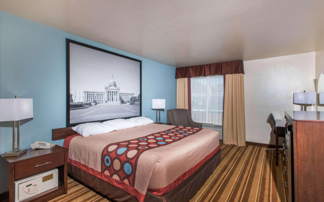 Super 8 by Wyndham Claremore OK