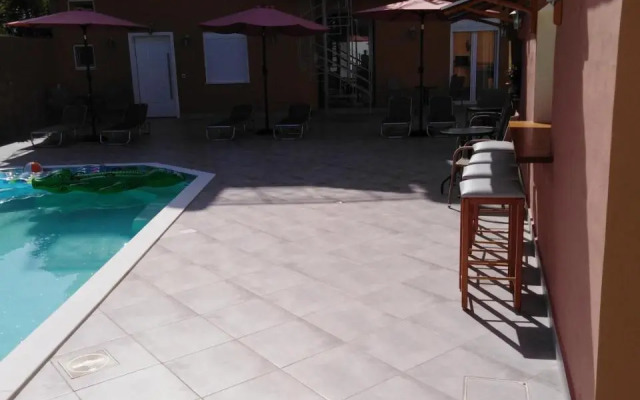Souvlakis Pool Suites (S.P.S)