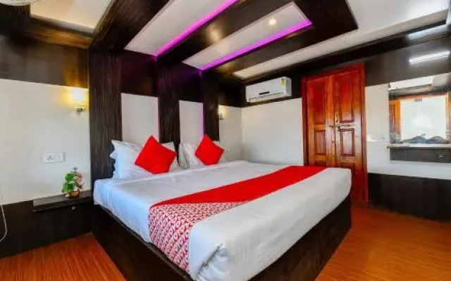 Oyo 25105 Houseboat Luxury Sharing Water Cruise