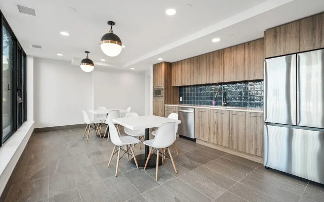 AQUA Corner Unit w Amazing View 614