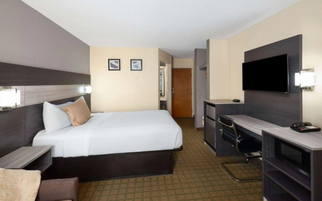Travelodge by Wyndham Perry National Fairgrounds Area I-75
