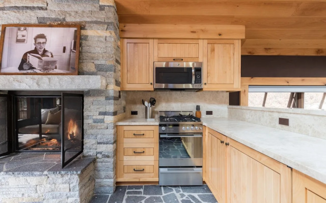 Hunter by AvantStay | Riverfront Cabin w/ Prvt Cottage | 10Mins from Squaw