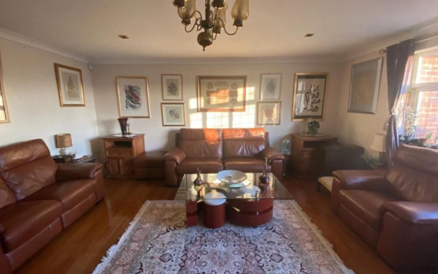 2-bed Apartment in High Wycombe Private Garden