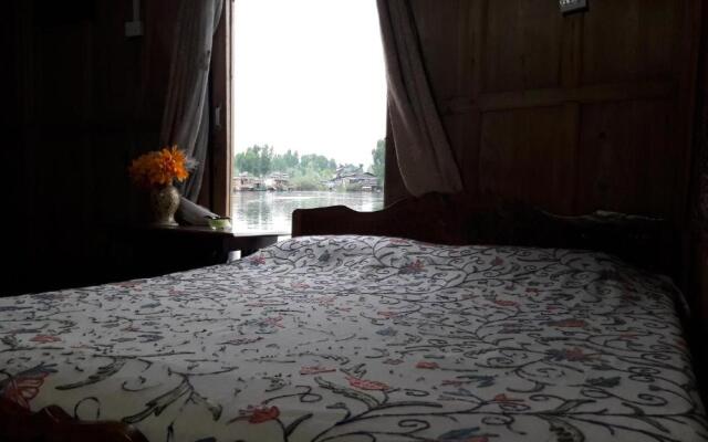 Houseboat Pride of India