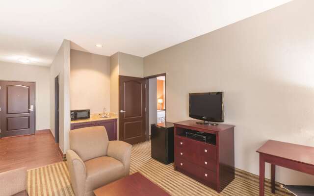 La Quinta Inn & Suites by Wyndham Houston Bush Intl Airpt E