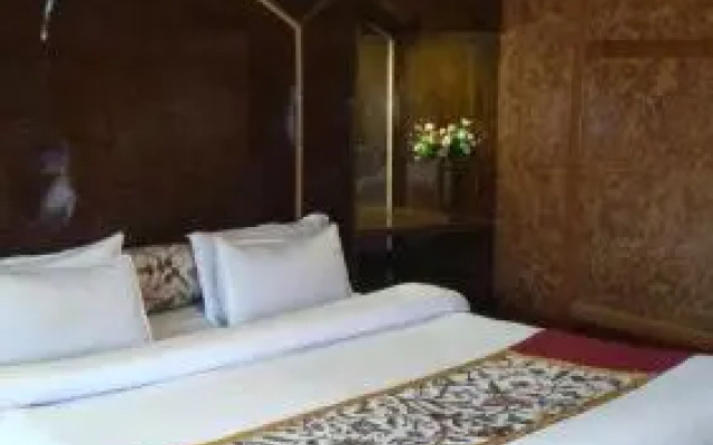 New Zenith Group of Houseboats