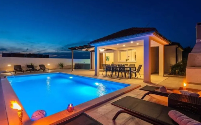 Villa Sabun Luxury Villa With Poo, Jacuzzi