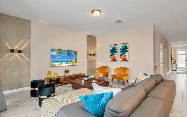 Edgy, Modern 6 Bed 5 Bath