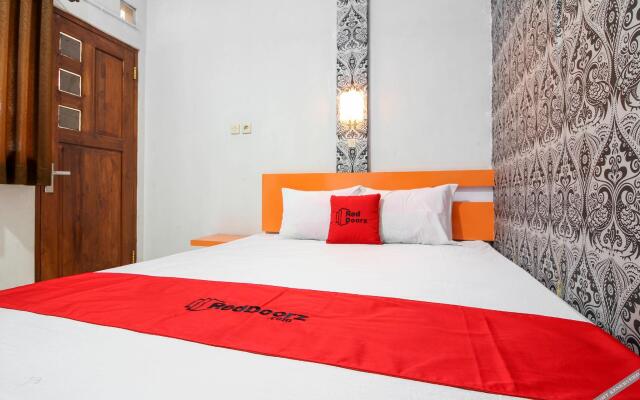 RedDoorz Plus near Hartono Mall