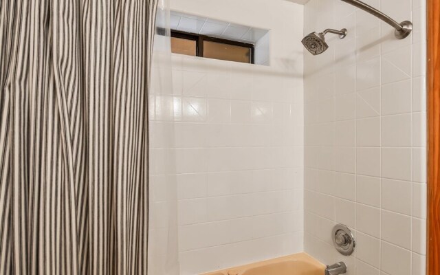 Cozy Hilltop Retreat