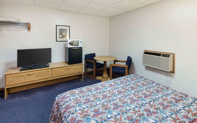 OYO Hotel Chapmanville Inn, WV - Hwy 119