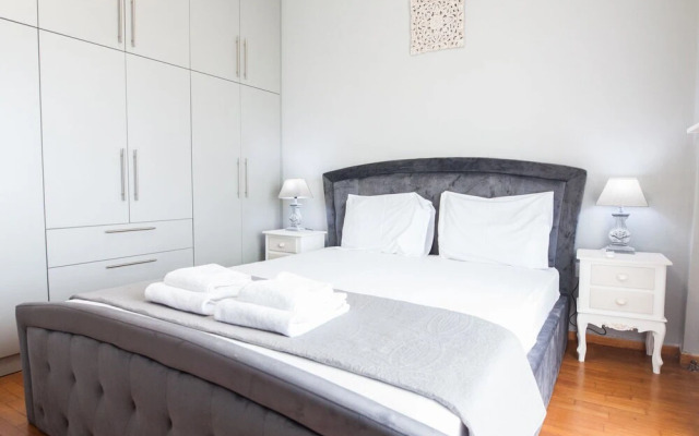 Modern apt with Increbilbe Athens Views