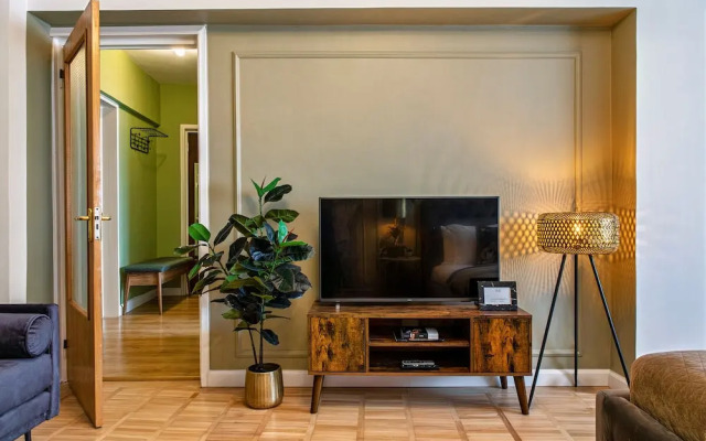 Palace of the Parliament Rainforrest 1BR