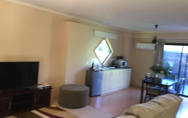 The Rocks Apartments – Guest Rooms – Halls Gap
