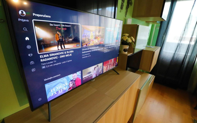 Naomi app,Netflix,between bus and train station