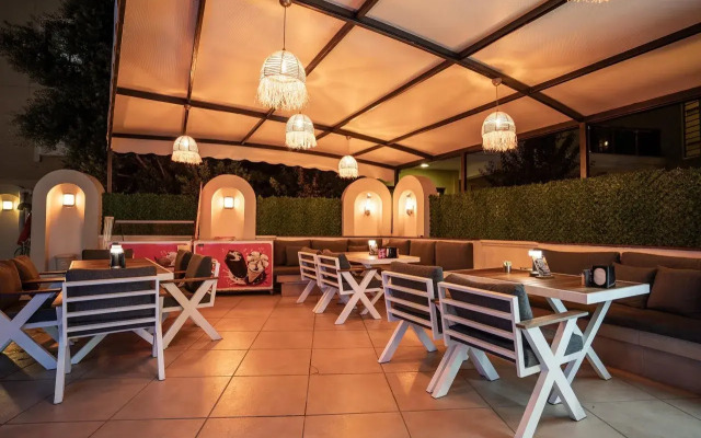 Club Karakas Apart