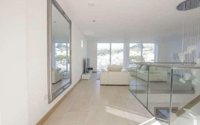 4 bed beach house with hot tub