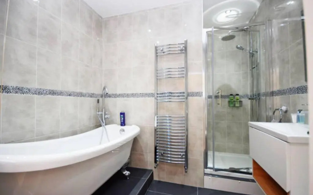 Spacious 3 bedroom Beachfront property with amazing sea views!